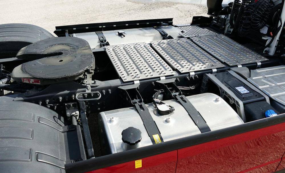 发动机马力可升级,420匹秒变500匹,实拍最新款沃尔沃fm牵引车_搜狐