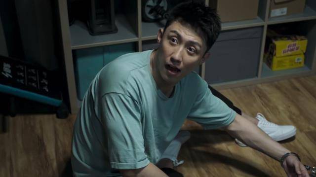 李飞马雯首轮武力比拼,马雯以巧取胜,李飞惨败被拷桌角!