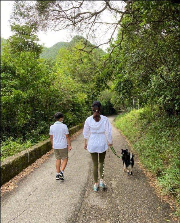 下搭军绿色紧身裤,脚踩一双运动鞋,扎着长头发,背影像极了妙龄女子