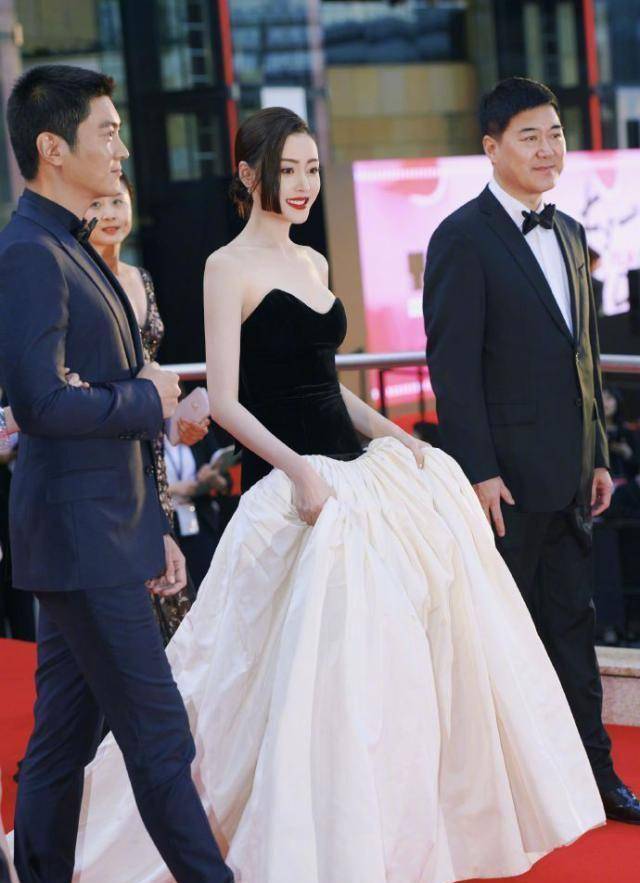 李沁跟张天爱衣服穿错了吧?