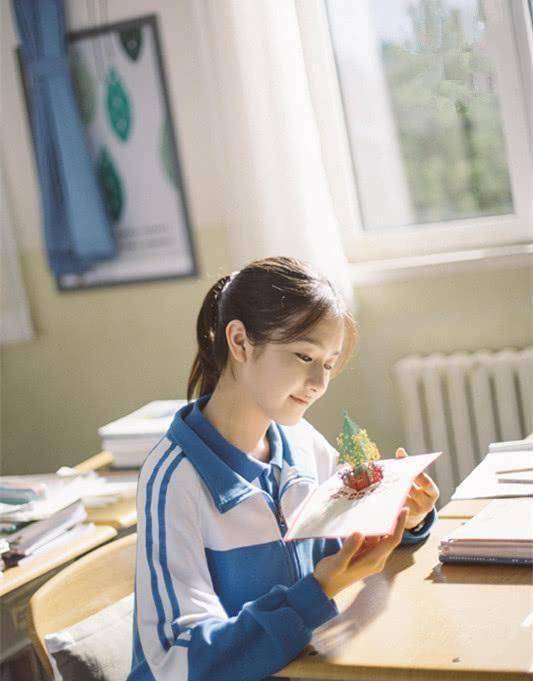 李兰迪终于打扮自己,换了发型化了浓妆魅力十足,网友:变化真大_大学