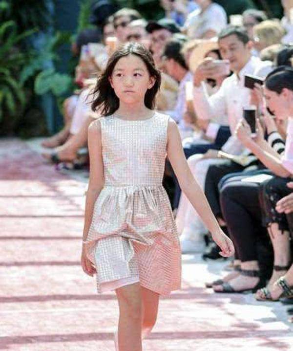 李嫣携奶奶为李亚鹏庆生,祖孙越来越像,这位奶奶不简单_王菲_女儿