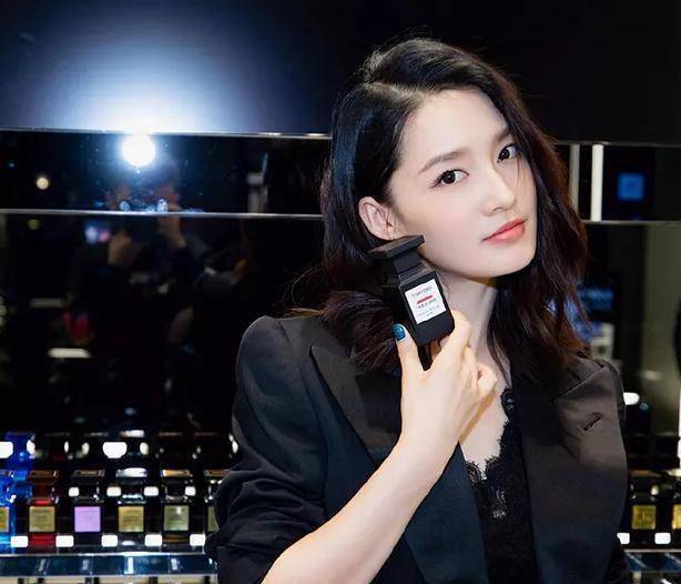 李沁的腿太养眼了!穿黑裙更显双腿白嫩细长,好美_姐姐_设计的_印花