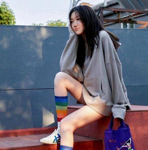 前段时间,李嫣因为一组模特照片,爆了很多人的朋友圈.