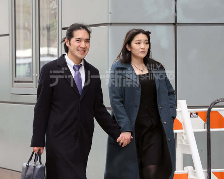 日本真子公主在美国最新亮相!和驸马爷牵手甜蜜出街,小室圭变帅_皇室_考试_时候