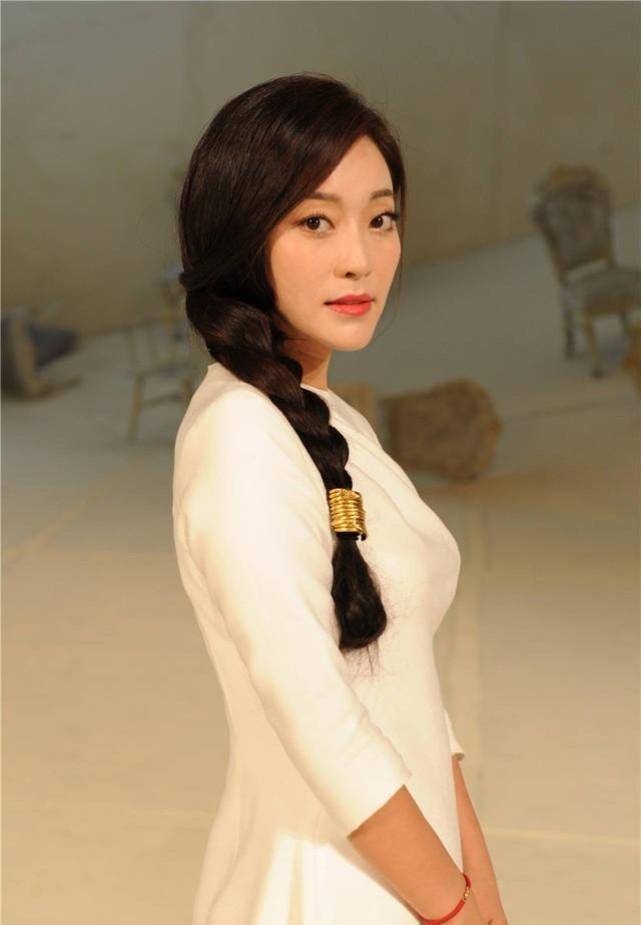 55岁邵兵"金屋藏娇"20年的娇妻,是我们熟悉的她,穿旗袍好惊艳_张培
