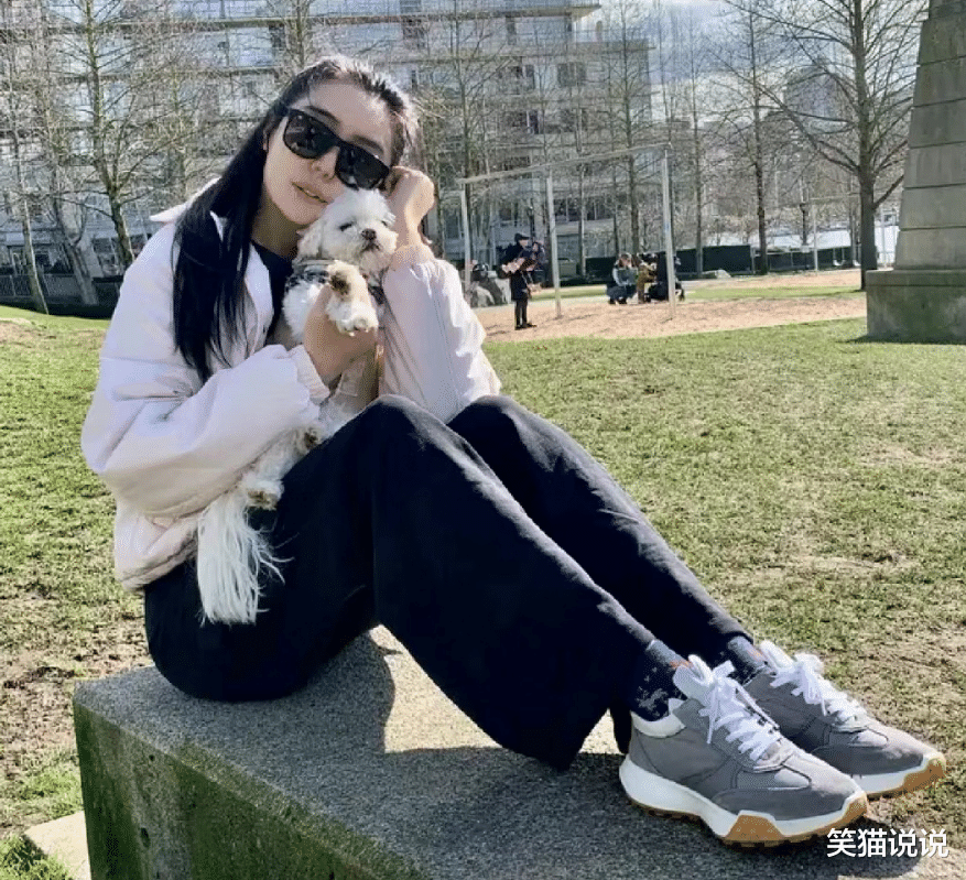 56岁王祖贤在温哥华被网友偶遇:长发乌黑亮丽,背影纤瘦有气质_穿着