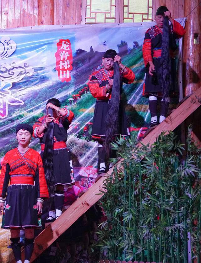 红瑶长发村——探访广西龙脊,黄洛瑶寨的神奇之旅_女性_妇女_刺绣工