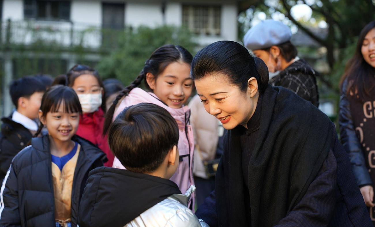 穿着旗袍,头发造型漂亮,虽然显老却很有韵味_郑卫莉_优点_款式