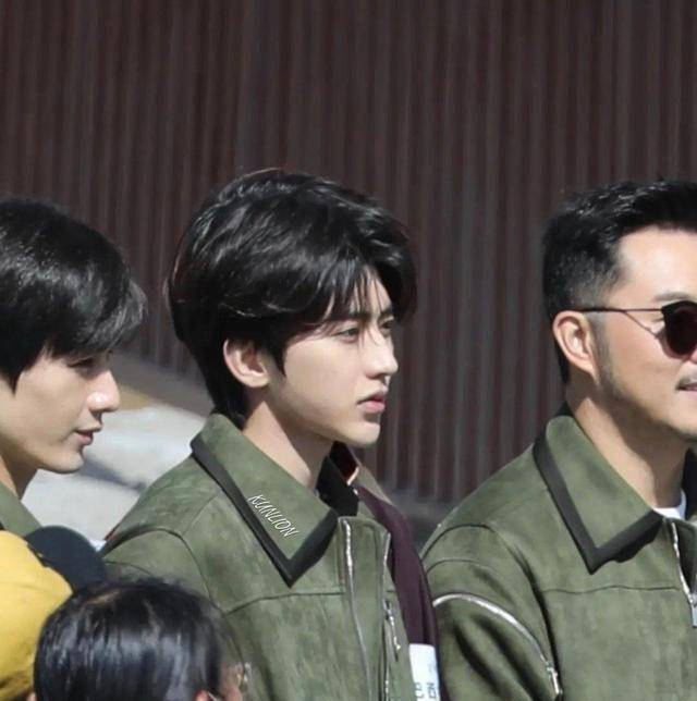 相比于蔡徐坤帅气的妆发,成毅就显得太"粗糙"了.