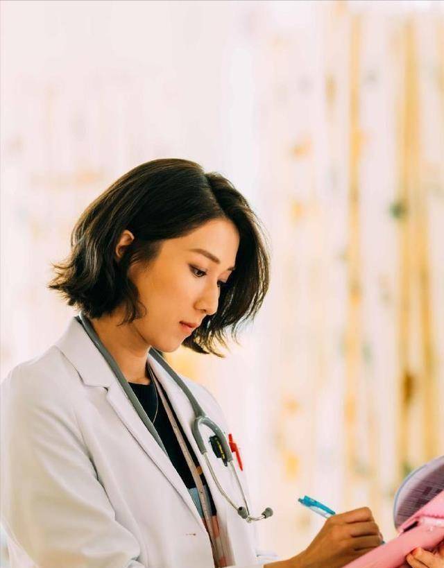 钟嘉欣再次陪跑失落视后,网友闹爆:下次别忽悠她拍戏了_颁奖礼_章以芯