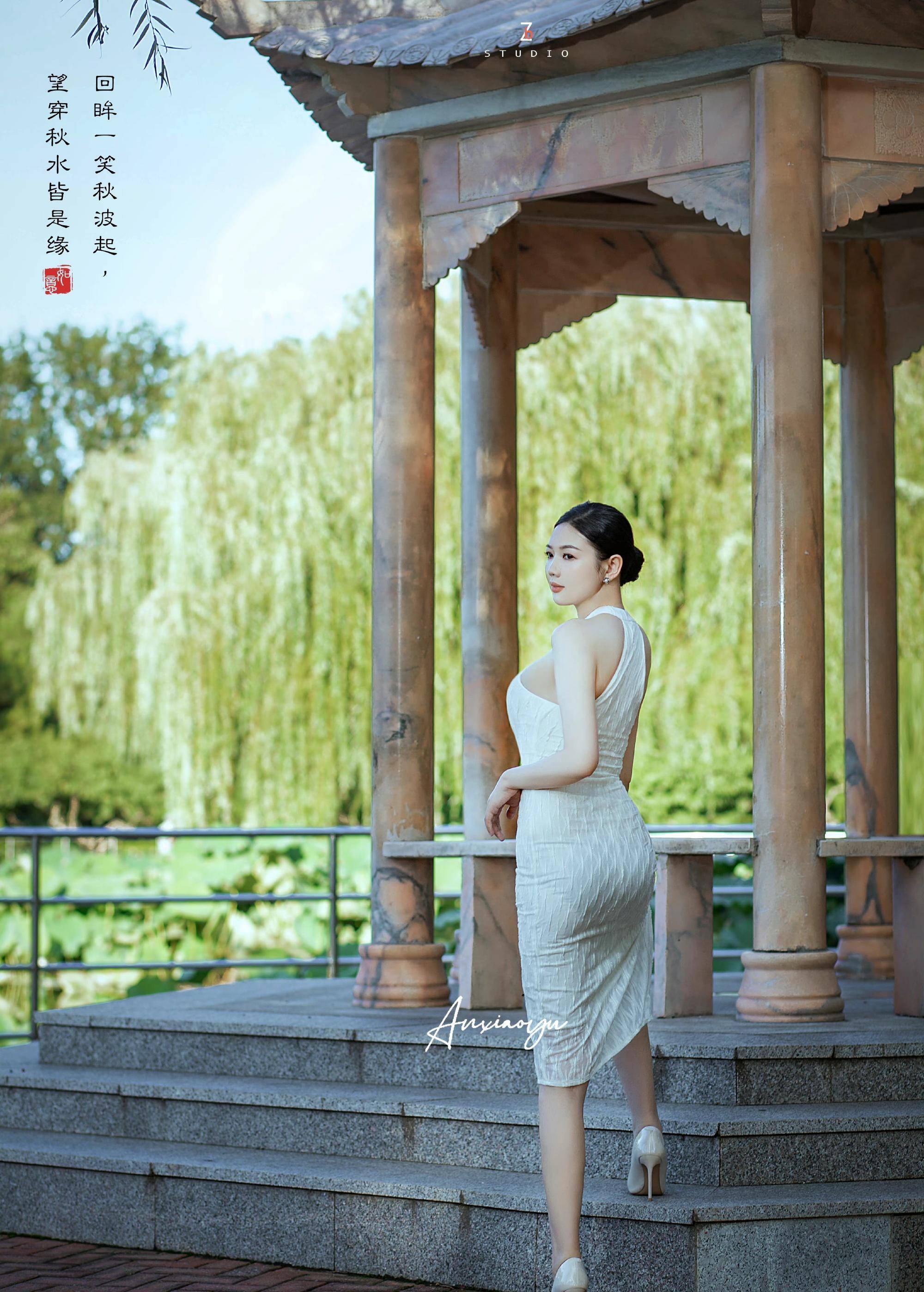 旗袍女神安晓雨晒出身穿白色旗袍回眸一笑一笑的写真,将爱意吹进心里