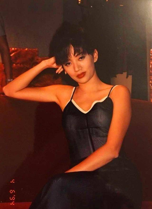 老照片:刚出浴的玛丽莲梦露楚楚动人,穿泳装的邓丽君林青霞_梅艳芳