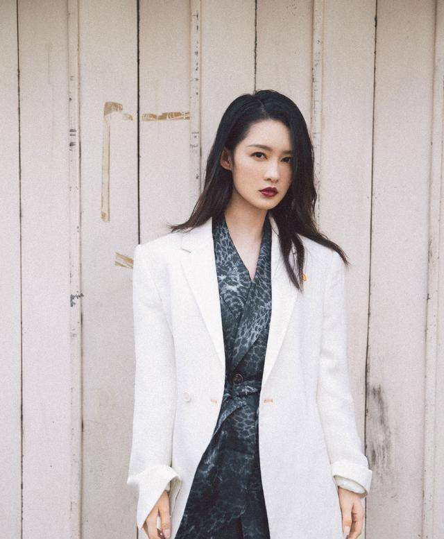 李沁真是天下之"宝".身着亮片裙,充满成熟迷人的风格_布料_元素_视觉