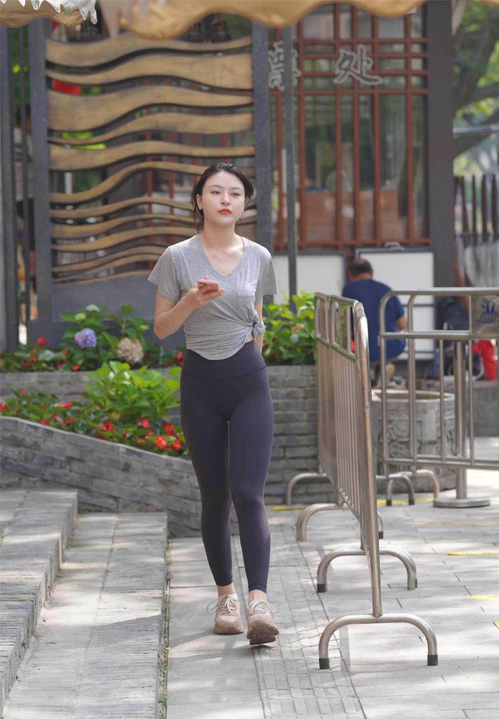 清纯大学生穿着灰色瑜伽裤逛街,青春可爱的样子让人心动_年轻人_流逝