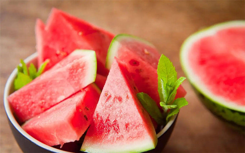 盛夏暑气重,少吃西瓜和甜瓜,多吃3种碱性水果,生津降火消暑气_桃子_夏