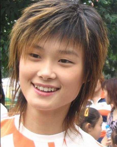 其实李宇春小时候看起来还是很像女孩的.