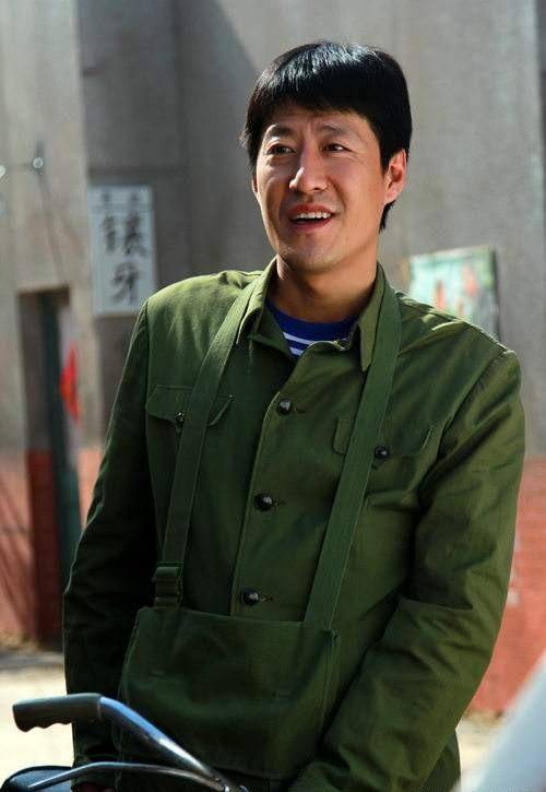 在酒吧工作了很久以后,于震在这里认识了一个推销员,他想趁着年轻尝试