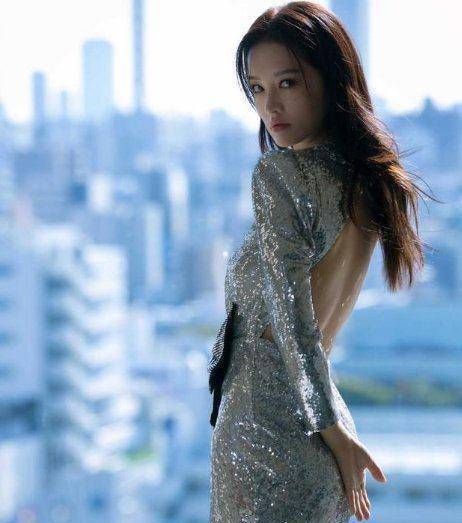 李沁胆子真大,亮片v领开叉连衣裙秀美腿和美背,有多吸睛?