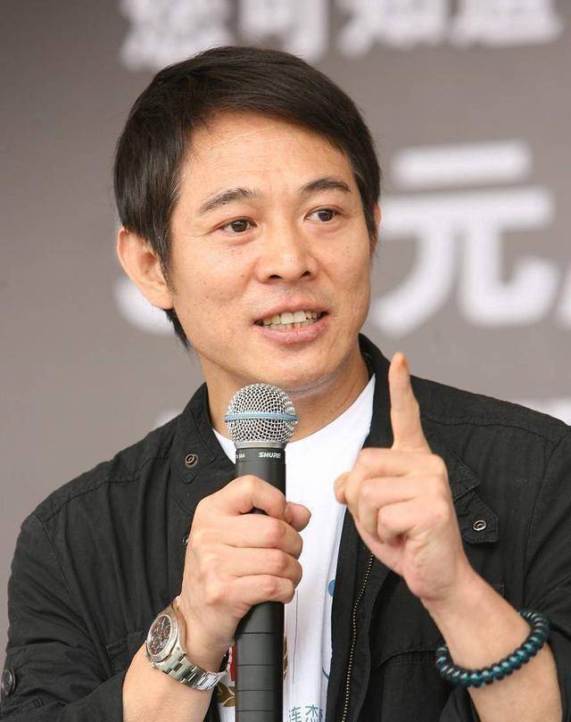 李连杰被问及爷爷,李连杰话中有话,暗示其身份也许不一般_电影_成龙
