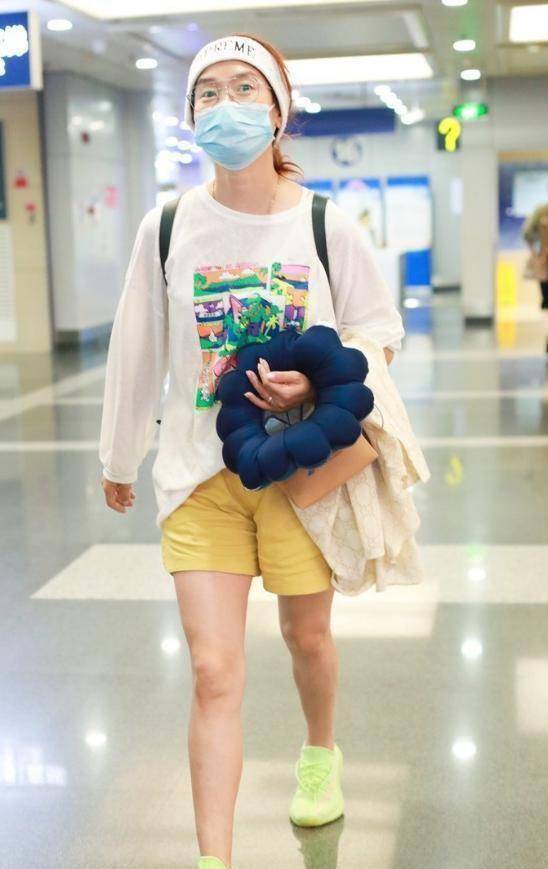 玲花素颜走机场,穿卫衣配黄色短裤,套个发带时髦减龄_时尚_运动_白色
