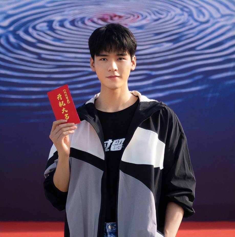 龚俊《风过留痕》路透曝光!蓝衬衣少年感十足,女主生图也惊艳!
