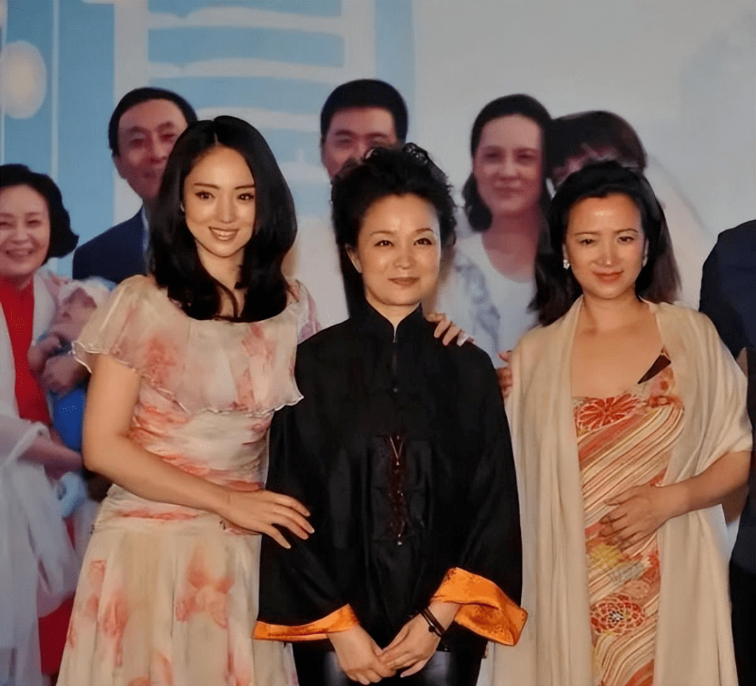 何晴陪富商吃饭,戴丝巾俗气素颜出镜反倒感叹真实,老了依然漂亮_感觉