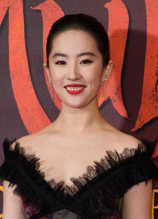 刘亦菲亮相伦敦外媒生图不扛打,牙龈太丑腰身粗壮缺点全暴露_网友