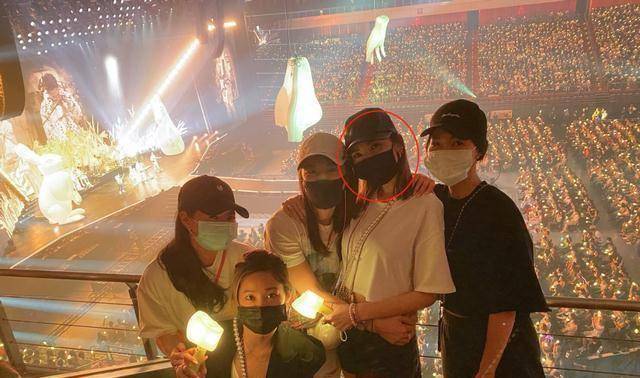 林心如罕同框,亲密搭肩前现任不避嫌,霍建华也在场_陈若仪_俩人_照片