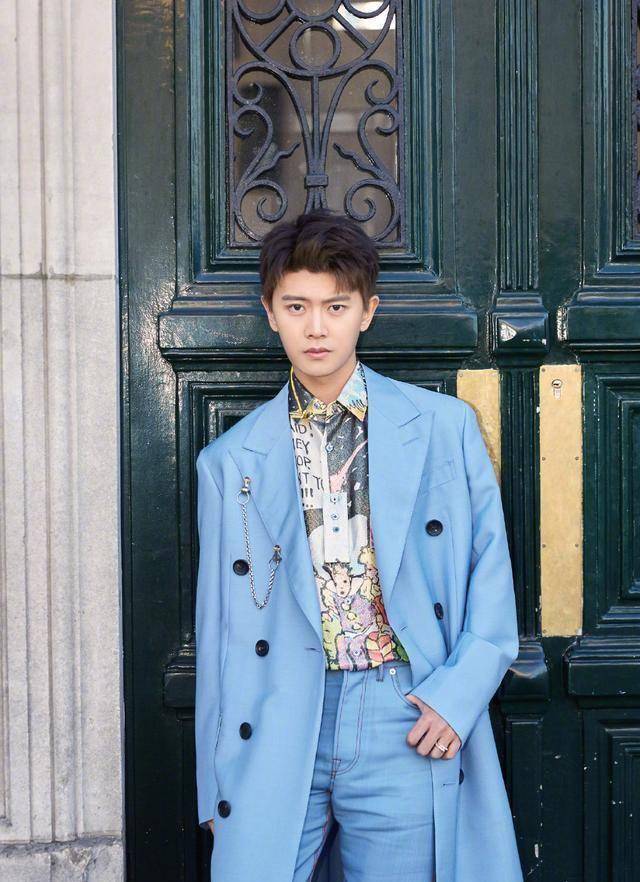 陆大人任嘉伦有型了,天空蓝风衣超帅,绅士不失童趣_衬衫_休闲_造型