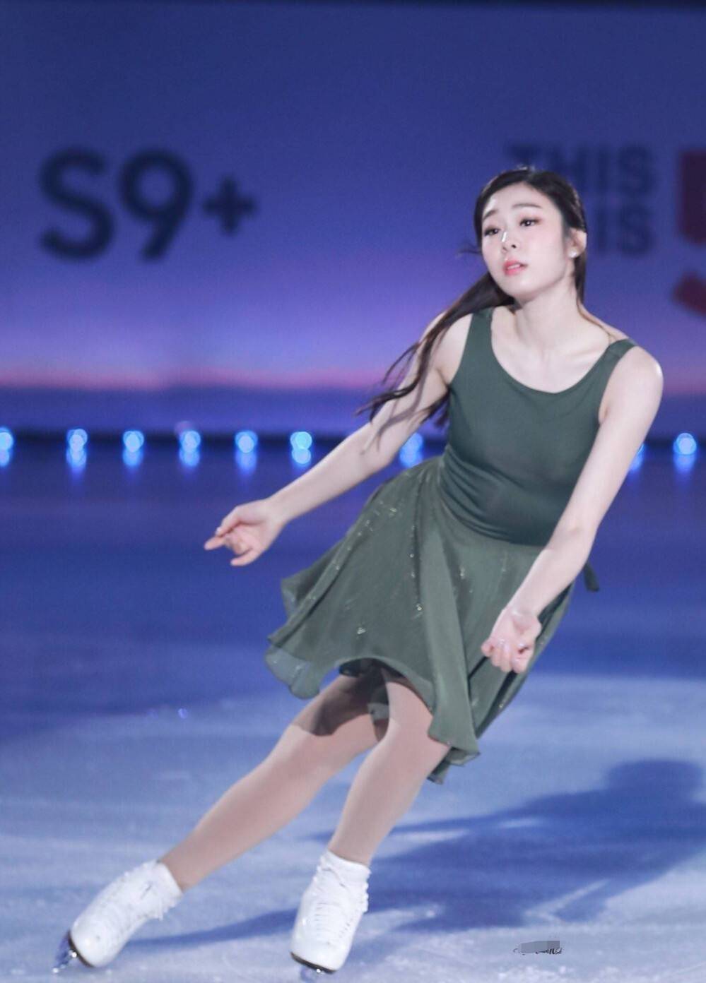 韩国前花样滑冰运动员金妍儿,身材优越,穿意大利高雅灰连衣裙,美成