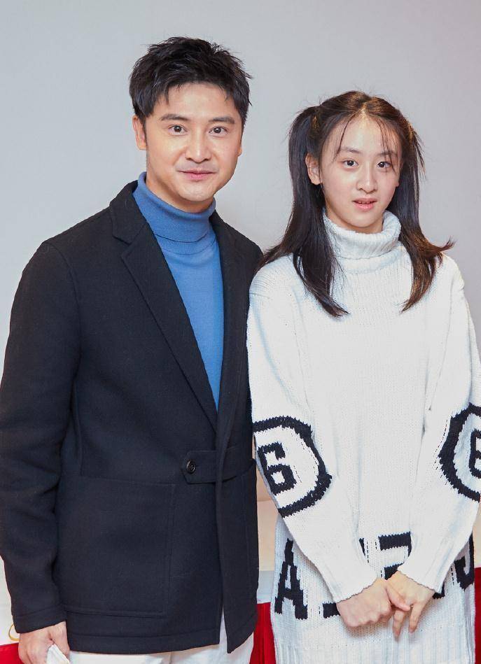 田亮携森蝶赴澳门出席活动,父女跟赌王四太同框_运动_爸爸_白色