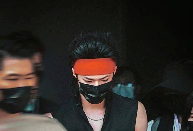 刘耀文坐经济舱遭私生怼脸拍,助理无奈拉帘子保护,结果被说作秀_问题