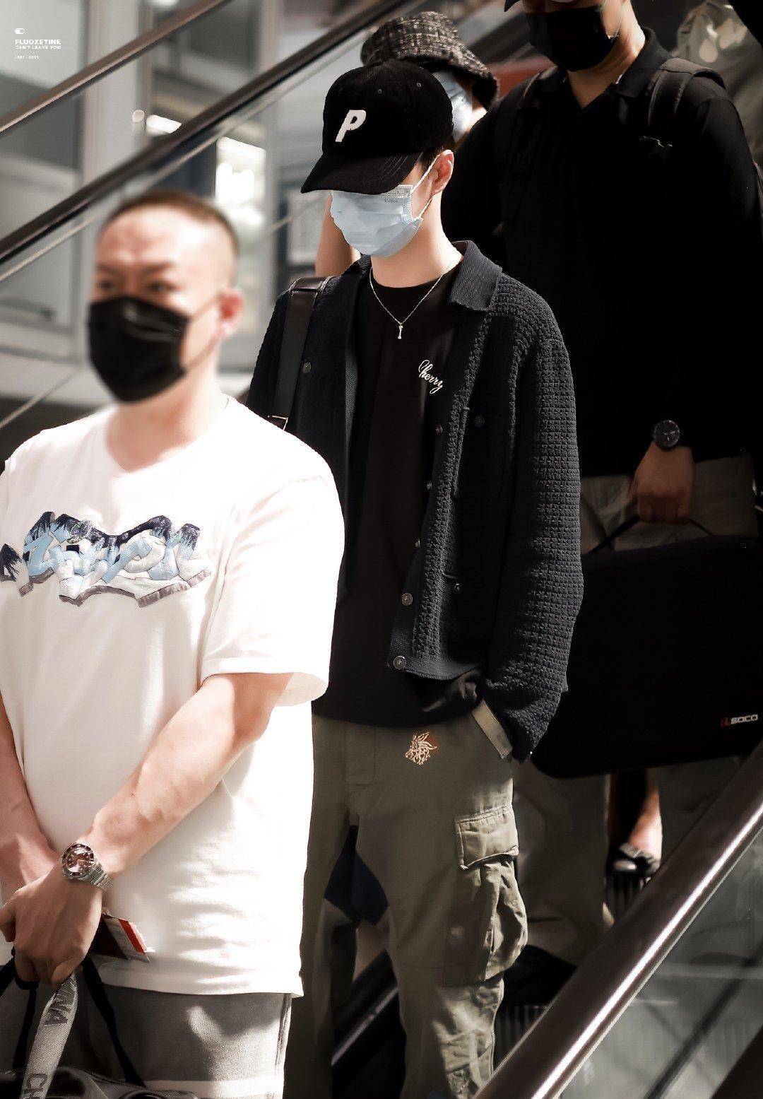 王一博出发洛杉矶,参加香奈儿大秀,一身酷盖装扮现身机场_时尚_衣服