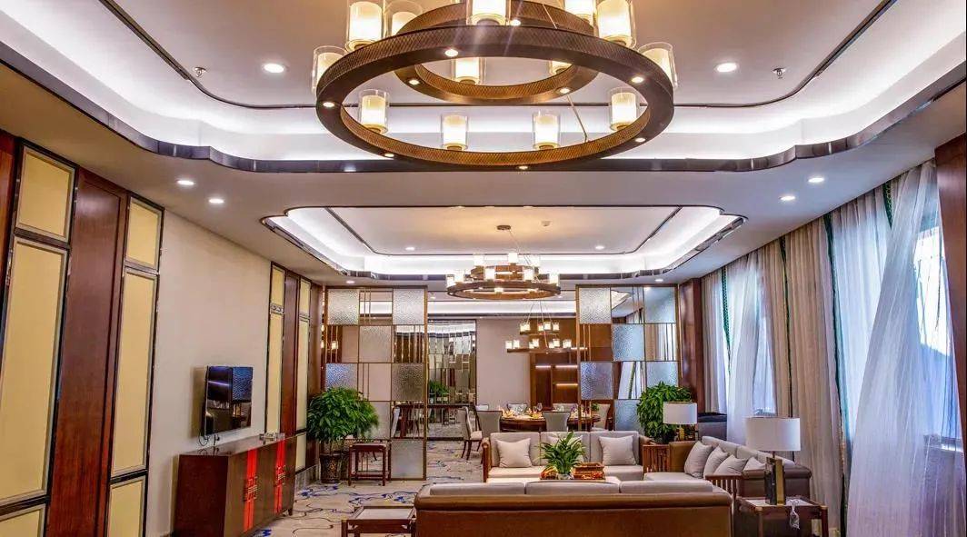 拉萨乃仓大酒店新中国成立以来,西藏的经济社会不断发展,繁华的拉萨城