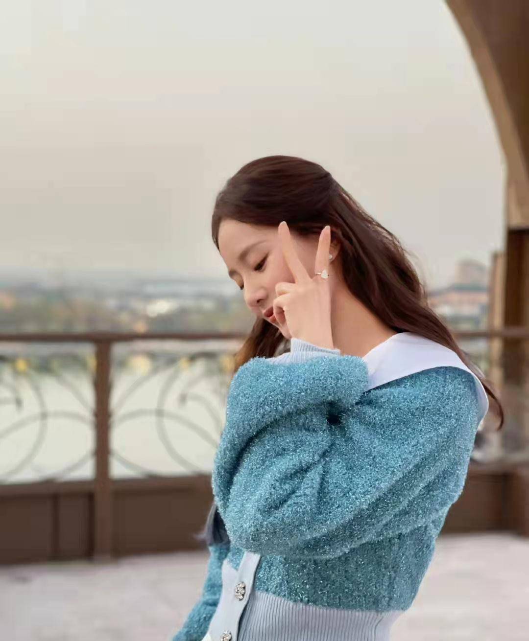 刘诗诗蓝色针织衫配西裤温柔清爽,拍迪士尼公主氛围照太美了_白色