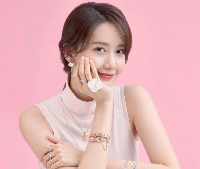 林允儿高领背心好甜,深v充满活力,网友:花纹连衣裙也不会土_话说_味道