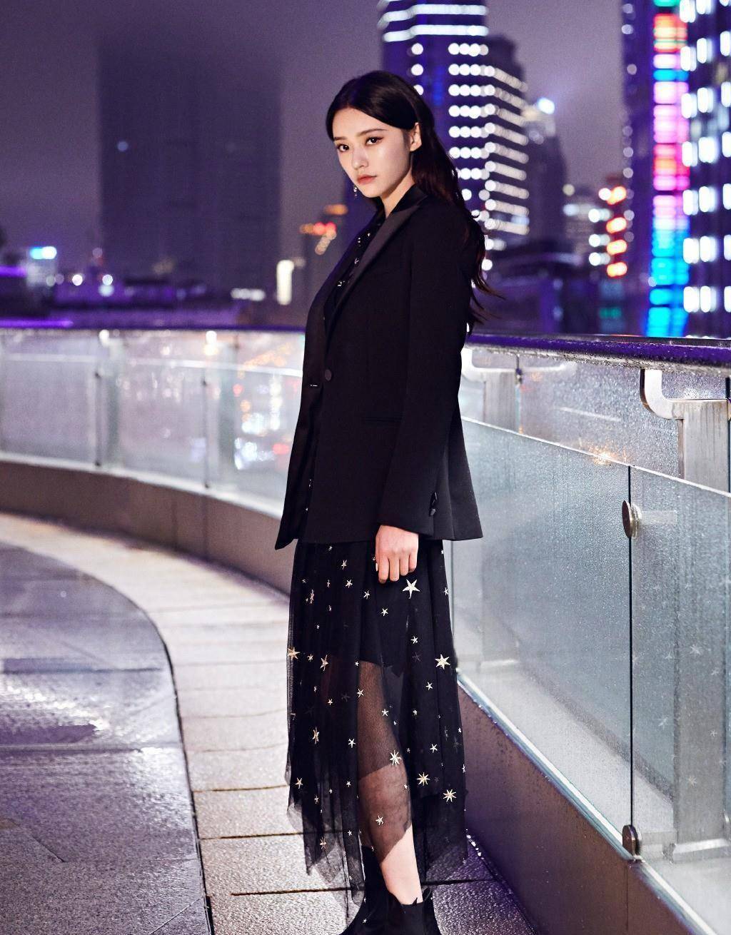 优雅,秀美肩站在舞台上,和其他女明星站在一起时,更加能看出林允身高