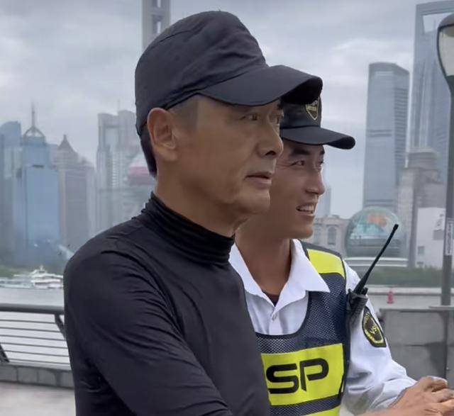 周润发在上海滩散步,网友合影情绪激动,亲自拍照接地气!