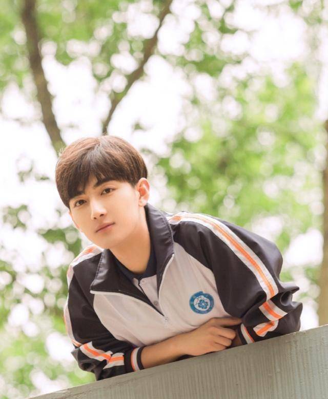 刘昱晗现身机场,穿毛呢套装帅气有型,却意外被中戏校服抢了镜?