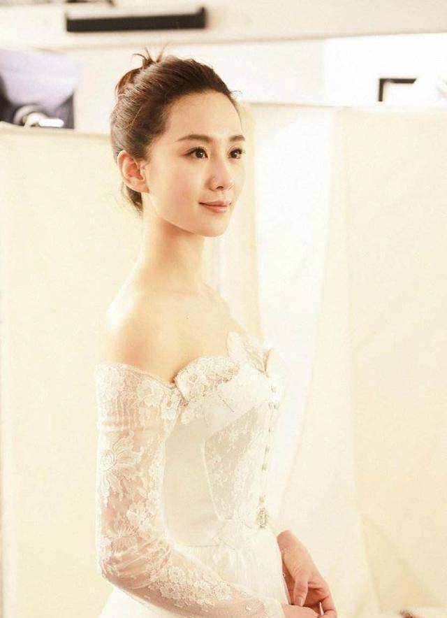 刘诗诗产后更显嫩,倒挂出镜保持甜美笑容,侧颜线条太惊艳_气质_蓝色