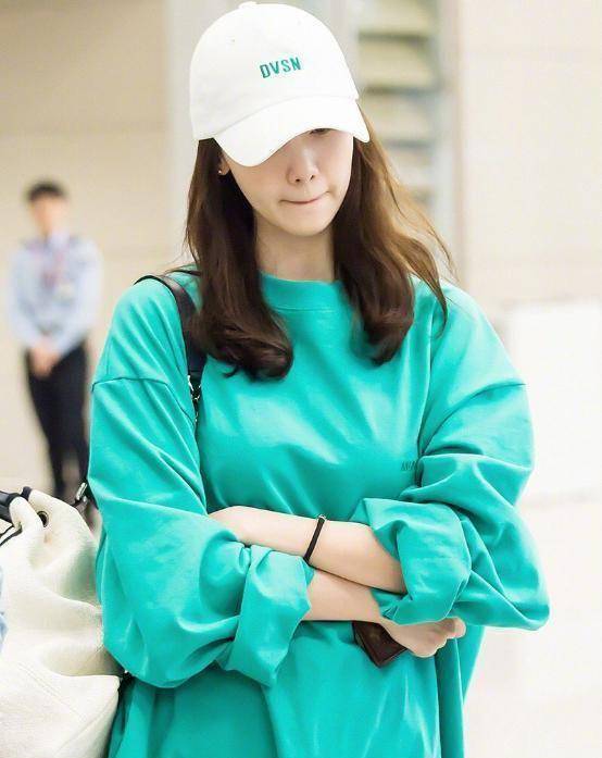 林允儿澳门餐厅全程中文点菜,灰色卫衣超显白,简约搭配很养眼_风格