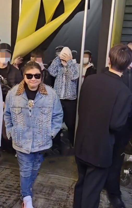 韩红瘦出轮廓美!