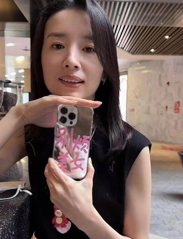 路人镜头下的董洁,皮肤状态太真实了,美得不像43岁_服饰_发型_肤色