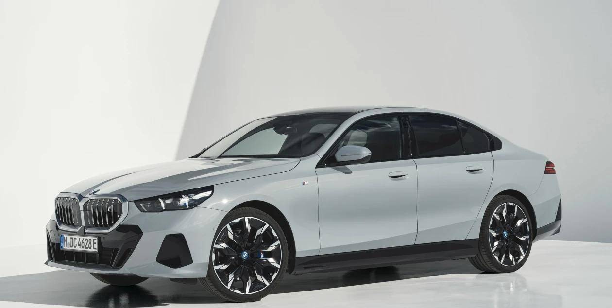 纯电动宝马i5正式亮相,能否为合资豪华品牌新能源车争口气?