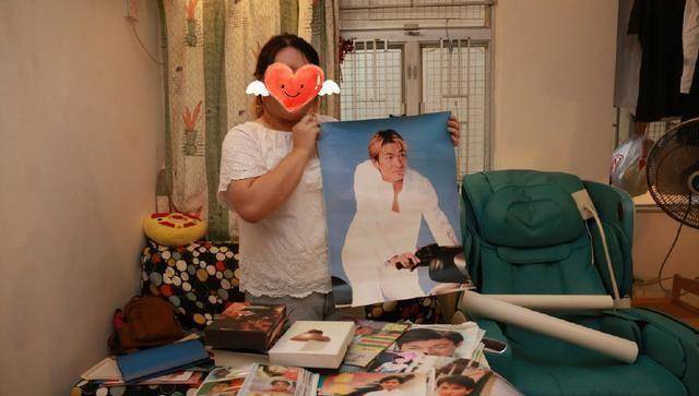 刘德华与女粉丝时隔33年再合影,网友:华仔没老!_胡小姐_门票_女孩