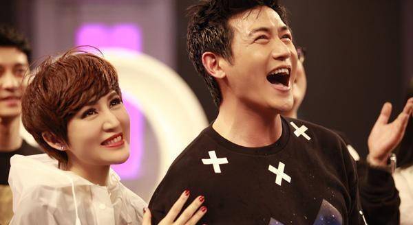 陆毅晒照低调庆生,姐妹俩样貌像极爸爸,一家四口同框好温馨_姐姐_孩子