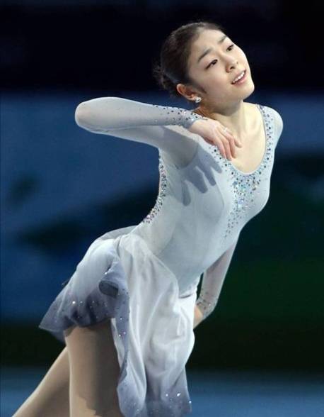 韩国前花样滑冰运动员金妍儿,身材优越,穿意大利高雅灰连衣裙,美成