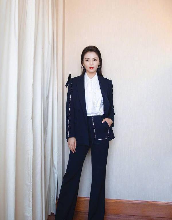 刘涛气质真好,黑西装配缎面内搭干练不失女人味,看不出是42岁_黑色