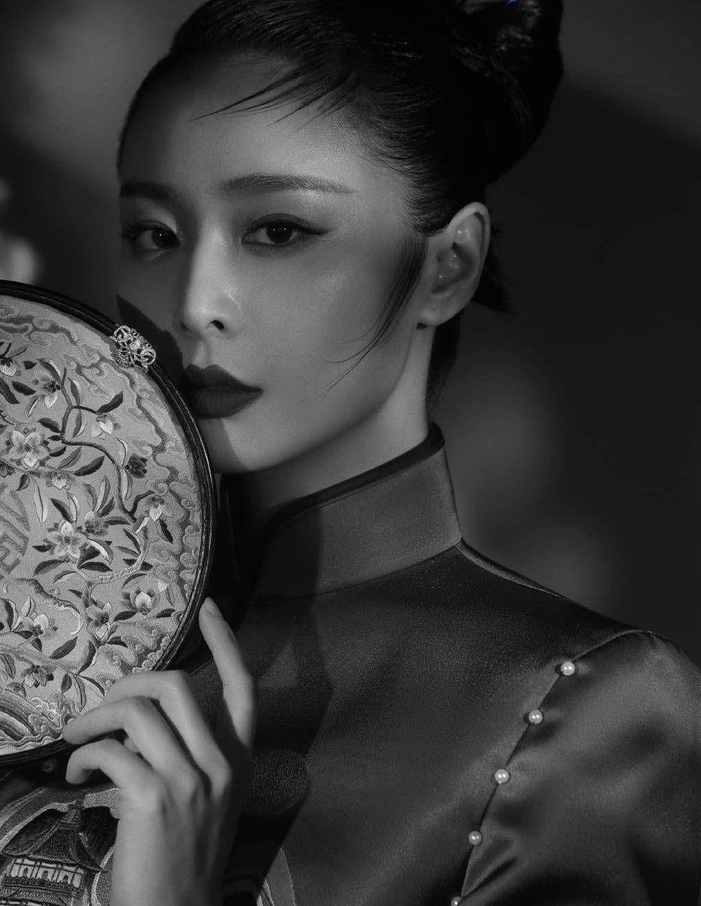 高叶穿墨绿旗袍展现古典美,仙鹤荷花元素时尚靓丽_网友_气质_中国